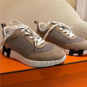 HERMES H Stylish Gray and Tan Sneakers